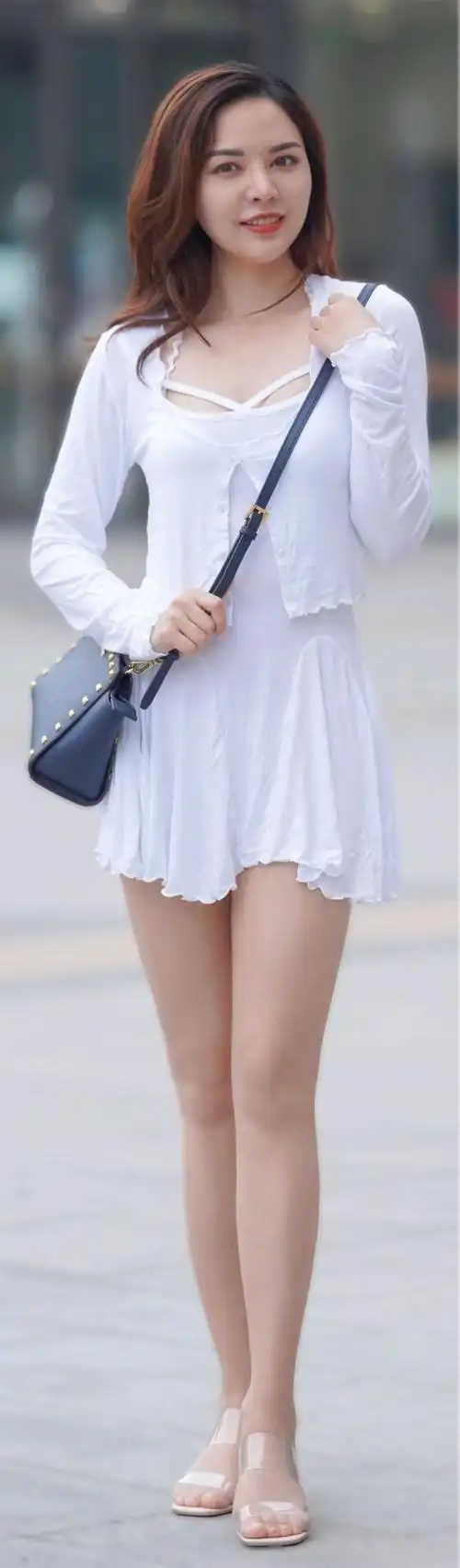 靓丽街拍街拍短裙大白腿精致小女人