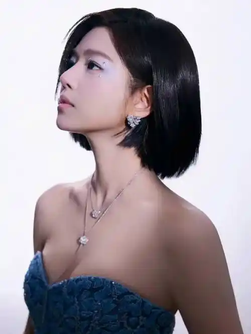 陈妍希在国剧盛典,蓝色绣花抹胸裙搭配短发,玲珑有致美丽温柔._角色_