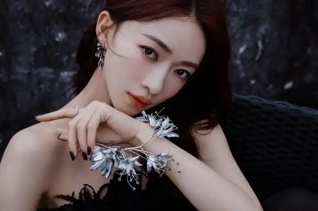 吴谨言说久违了大波浪#哇,吴谨言久违的大波浪卷发,简直美得让人移不