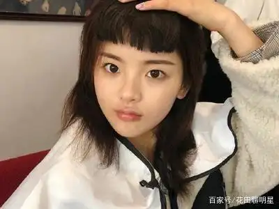 杨超越早期的照片,颜值依旧在线,但蜡笔小新的眉毛太出戏!