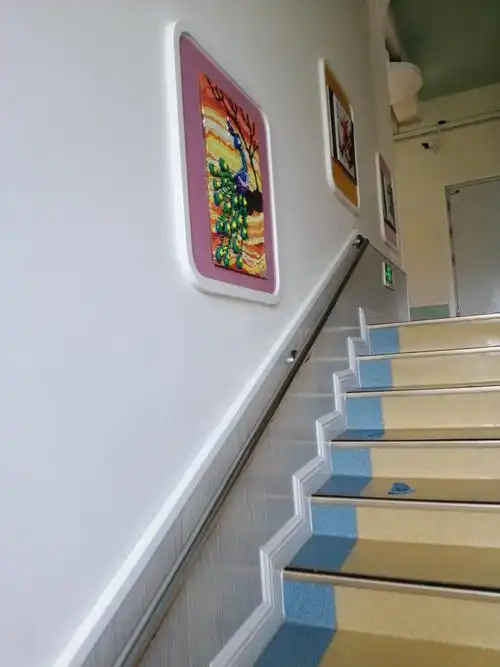 楼梯间还专门设计了适合小朋友身高的扶手,台阶上还有防滑条