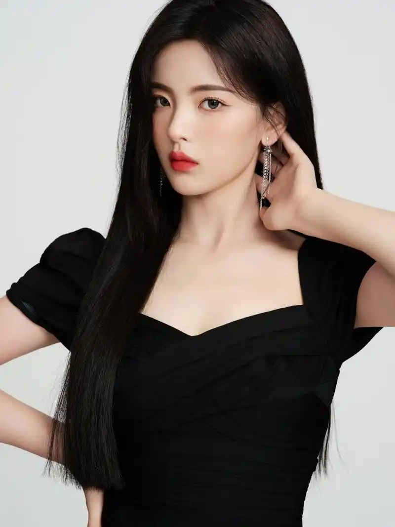 小仙女杨超越光脚上称照,杨超越的脚型比较修长脚指甲也修的很干净