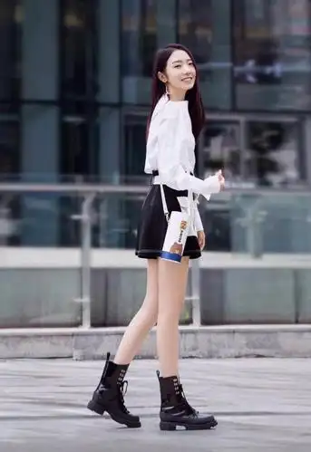 孟美岐粉红蝴蝶结造型显少女光腿神器显腿瘦少女装扮看这里