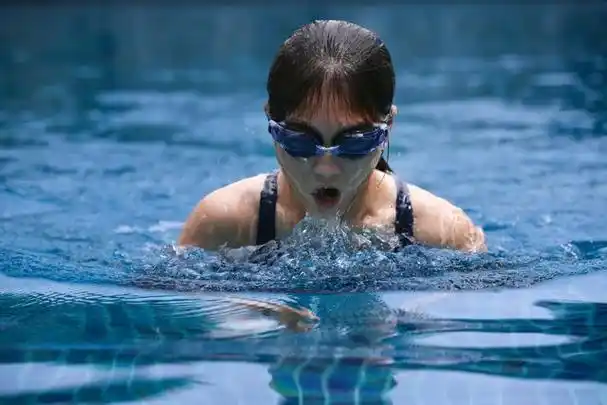 游泳是一项古老而受欢迎的运动,不仅在夏季可以给人带来清凉和娱乐