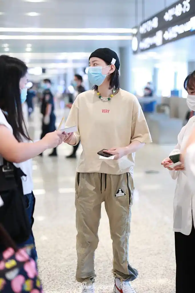 组图:"姐姐"李斯丹妮装扮潮酷现身 对镜摆手自信有范