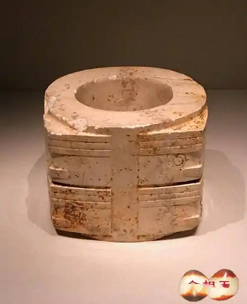 早在五千年前的良渚文化时期,就有玉琮,但"琮"的字形尚未发现,但在