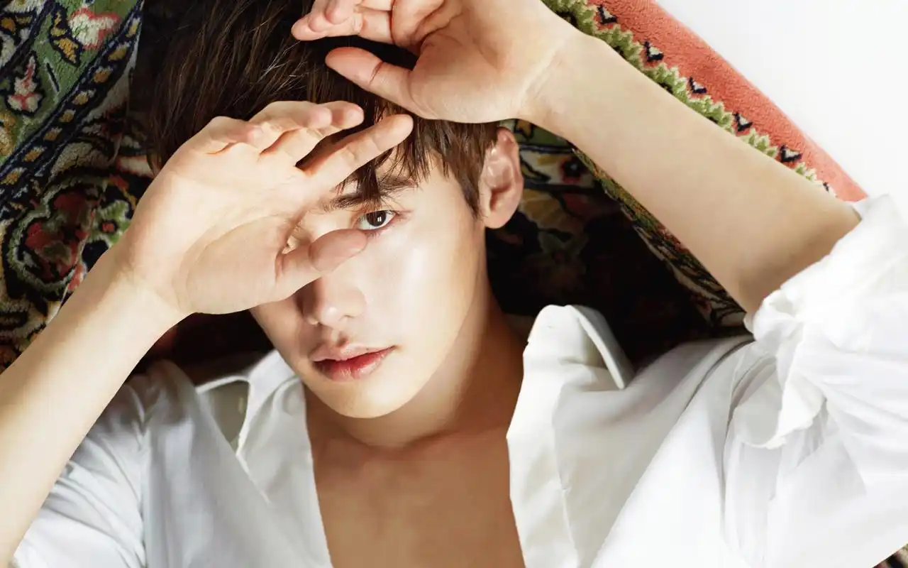 韩国小鲜肉国民暖男李钟硕帅气时尚写真桌面壁纸(1)高清大图预览1920x