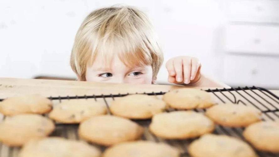 原创为了孩子健康,避免给孩子吃这3类食物,如同吃塑料袋?