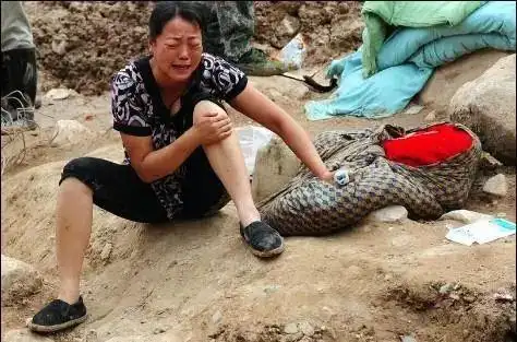 儿作恶母护短长大后被押赴刑场行刑前儿子怒咬母亲一只耳