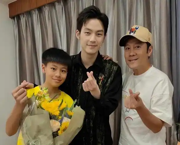 蔡国庆罕晒小儿子,大儿子是学霸免考升学,一家4口近况曝光!