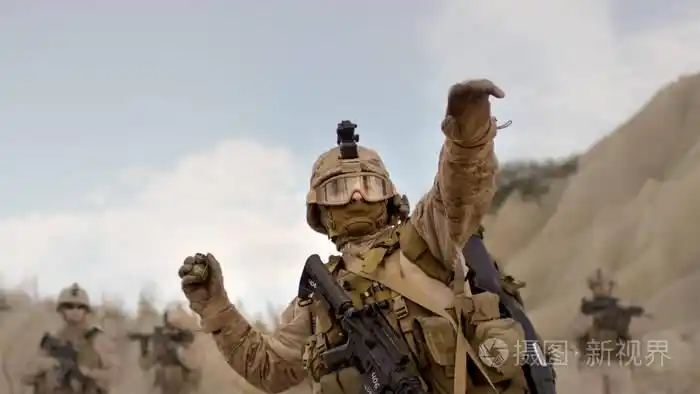 投掷一枚手榴弹在沙漠中作战的士兵