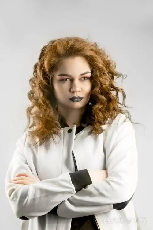 迷人的美丽的棕色皮肤白种人女人严肃的愤怒的脸看着戏剧性的感觉交叉