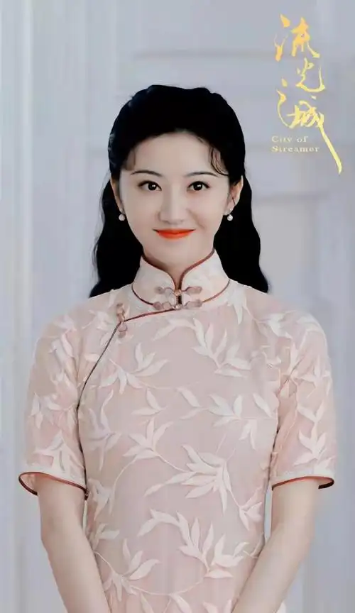 在网友们分享的视频和照片中,景甜或身穿各色旗袍或着一身小洋装.
