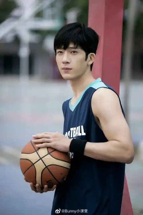 井柏然开着弹幕实时追剧女心理师