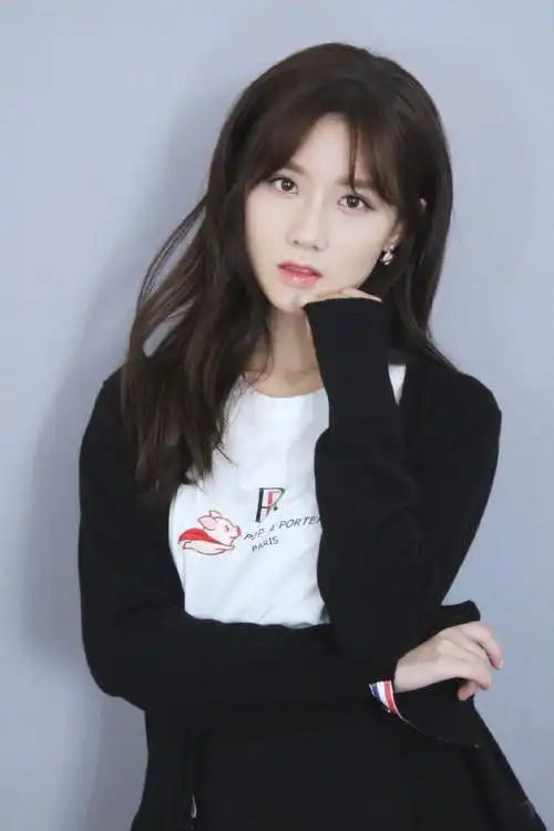 曾被《创造101》淘汰,今穿针织开衫配小飞猪内搭,美到骨子里