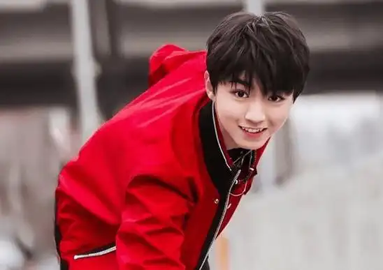 王俊凯又双叒长高?路人视角曝光,颜值帅气大长腿吸睛_身高_身材_照片