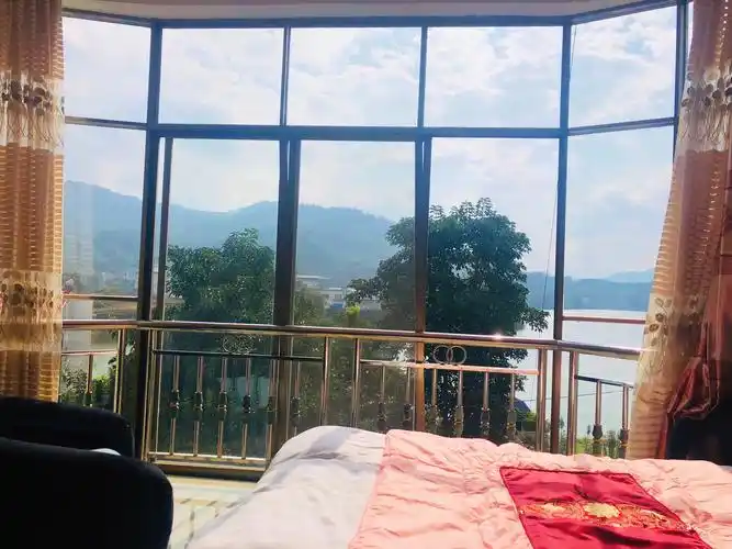 清晨的阳光洒进房间,暖洋洋的,显得房间更加明亮温馨