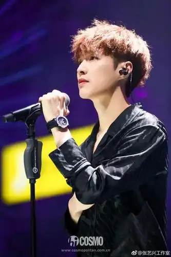 锡纸烫小绵羊张艺兴也做过锡纸烫的造型,配上眼镜和钢琴,加上黑色真丝