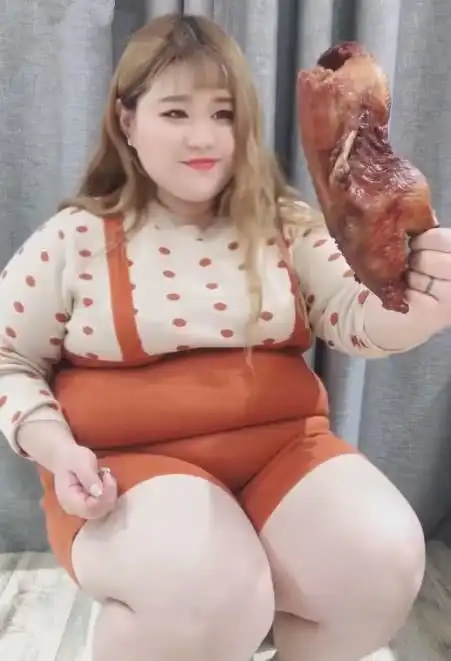 300斤东北姑娘,虽然很胖但很自信,每天晒美食,声称开心就好!