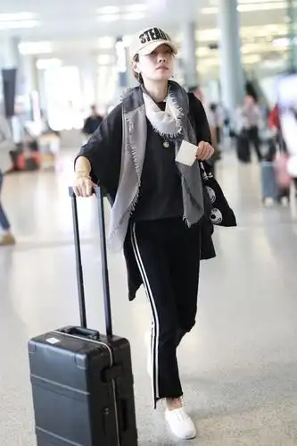 2019年10月12日,上海,马伊琍机场街拍, 【妆发】:短发,裸妆 【上装】