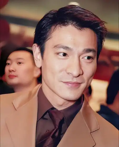 62岁刘德华颜值帅气,去海洋馆开心像小孩,和34岁孙阳同框赢麻了