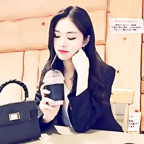 端庄优雅出镜的职业装美女头像照片