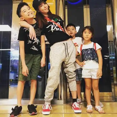 张柏芝晒家庭照大儿子的身高已经快赶上了妈妈