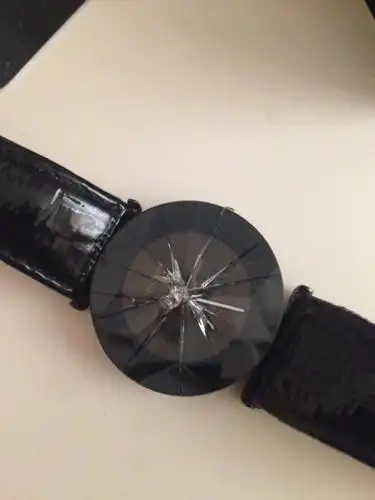 在瑞士买的正品jowissa手表,表蒙被摔碎了,是菱形中间凸起的形状,还在