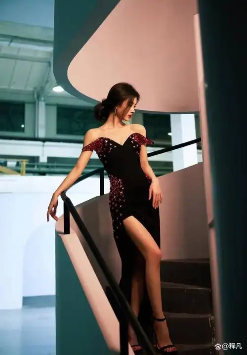 鞠婧祎穿红钻开叉黑裙露事业线!高挑身材大美腿性感撩人