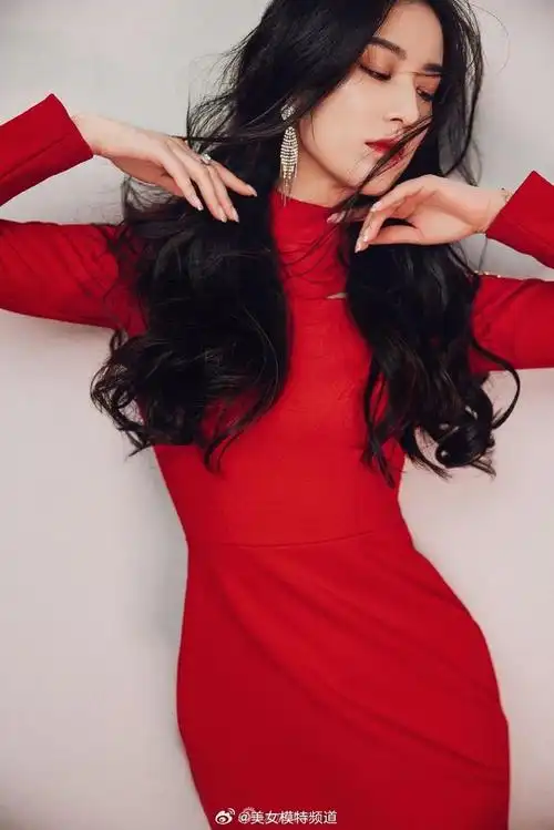 黄圣依红色镂空针织裙造型迎新年长发乌黑脸部状态好