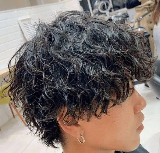 1,2可以通过造型来解决,两边铲很适合自来卷的男生,头顶留长,用发蜡