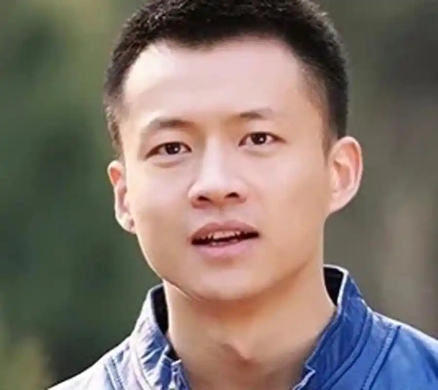 唐曾看到后,立马回复称:这高考呢,分手改天再劝!  对此网友们则