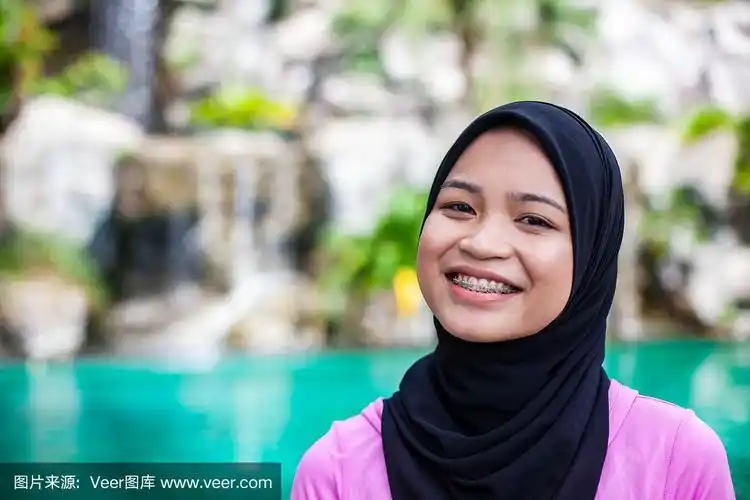 年轻的马来西亚妇女戴着头巾微笑的肖像