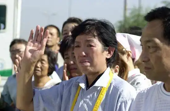 图文群众挥泪送别高秀敏止不住眼中的泪水