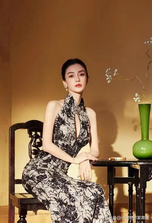 杨颖新中式旗袍亮相上海,霸气归来!眼角有皱纹,还是好惊艳!