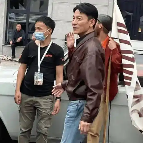 61岁刘德华全素颜出镜,头发花白老态尽显,无实物表演哭戏太逼真_网友