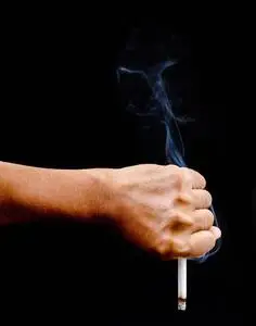 手夹烟抽头像颠倒的男人手夹烟烟照片