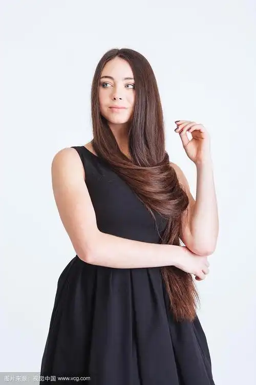 自信沉思的年轻女子美丽的长黑发