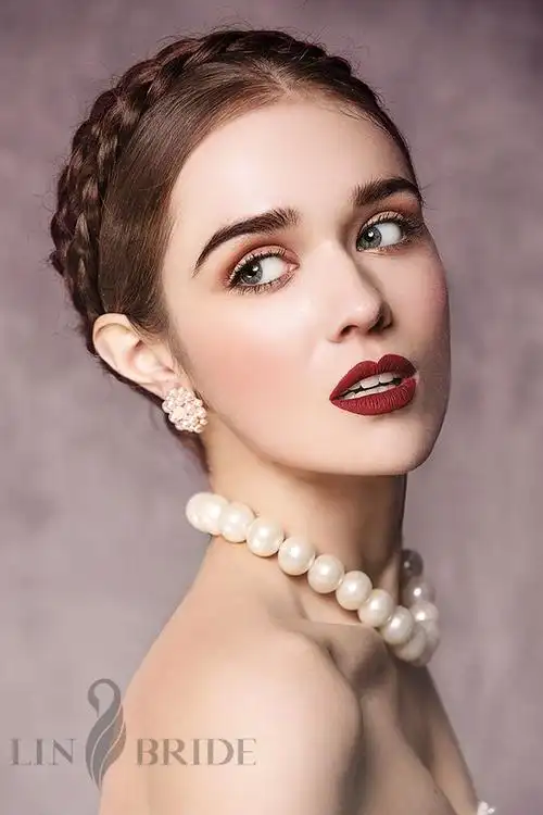 时尚界又吹起复古风,从欧式宫廷中摄取一些灵感,去运用洛可可造型