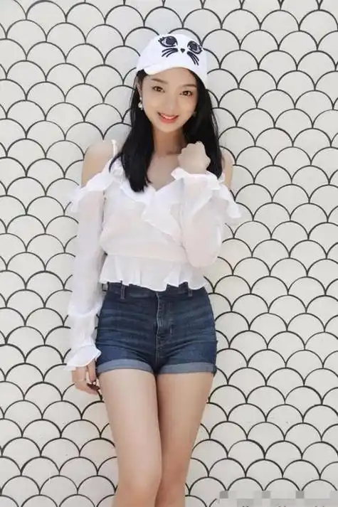 火箭少女李紫婷紧身热裤大秀身材 网友惊呼:原来不止唱歌厉害!