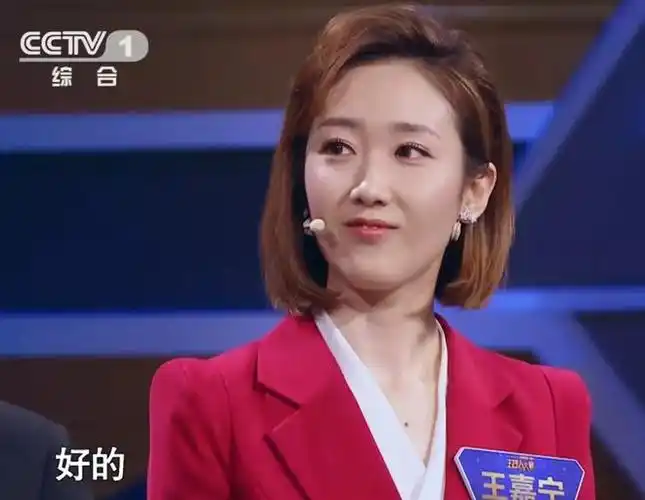央视主持人大赛决赛95后苏州姑娘王嘉宁摘银董卿点评上热搜