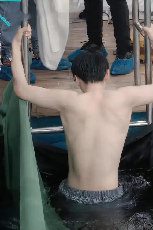 王俊凯下水这个镜头##王俊凯电影刺猬