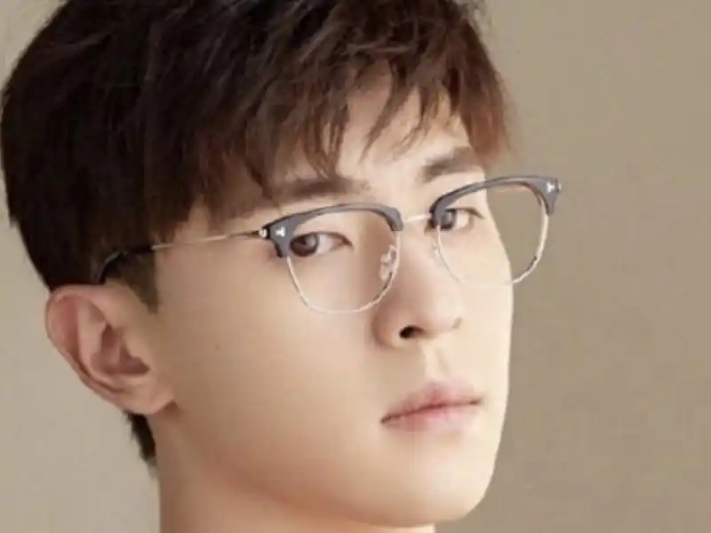 看这张邓伦戴眼镜的照片,很多网友都表示真的惊艳了,邓伦不戴眼镜是