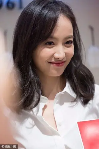 宋茜白衬衫领口低开玩性感 翻白眼萌态十足