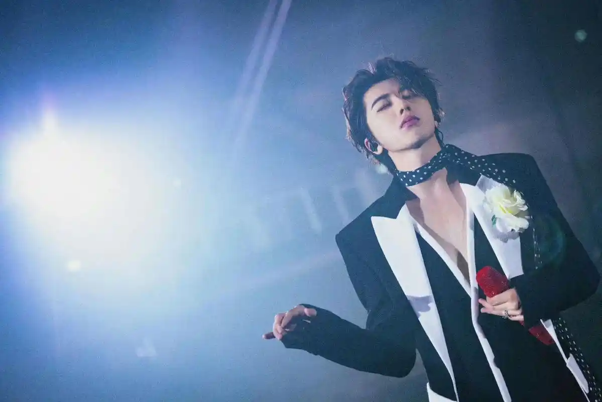 蔡徐坤泰国演唱会# 蓝玫瑰点亮曼谷的夜,感谢又一次的遇见,下一站