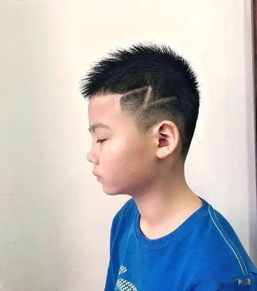 时尚,蓬松又有线条感,两鬓头发推短,凉快有男孩发型名称(最帅气小男孩