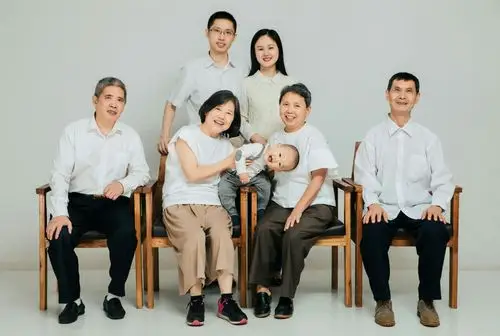 在小孙子周围,除了深爱着他的父母外,还有四位叫做爷爷奶奶和外公