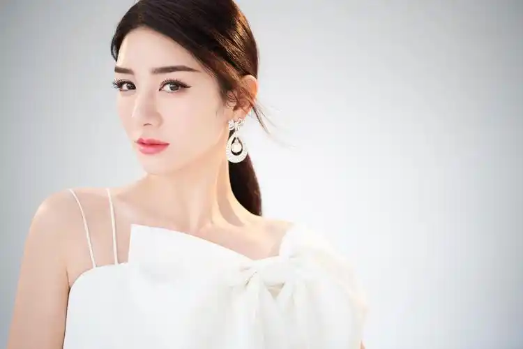 在经历了很多苦难后,黄奕发现自己最适合的还是做演员.