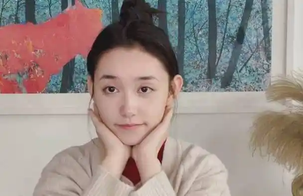 蒋依依录宣传片,穿红毛衣喜庆十足,凑近镜头那一刻"牛奶肌"绝了_祝福