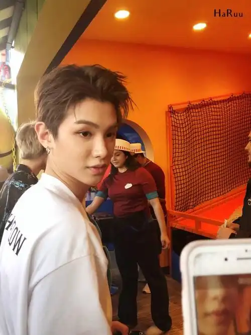 黄明昊,2002年2月19日出生于浙江温州,中国内地男歌手.